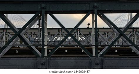 236 Hungerford railway bridge Images, Stock Photos & Vectors | Shutterstock