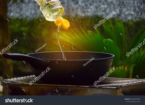 16,786 Pouring cooking oil Images, Stock Photos & Vectors | Shutterstock