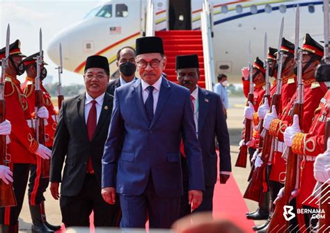 Anwar Arrives In Phnom Penh To Strengthen Ties