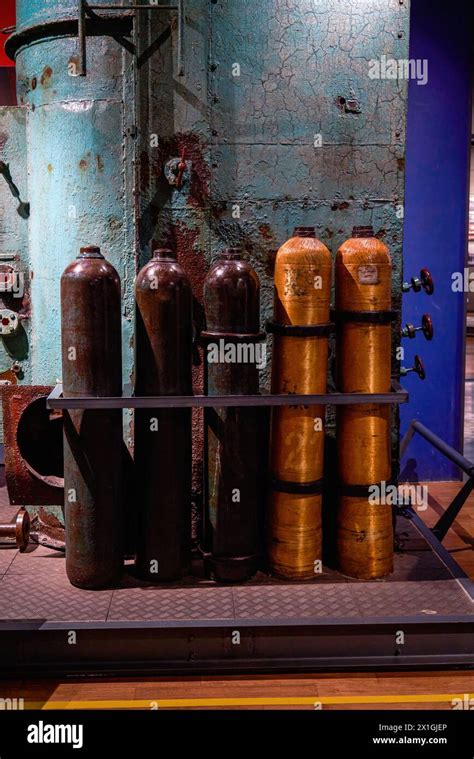 Blue And Red Gas Cylinders Hi Res Stock Photography And Images Alamy