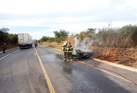 Motorista morre carbonizado após bater de frente caminhão na BR 251