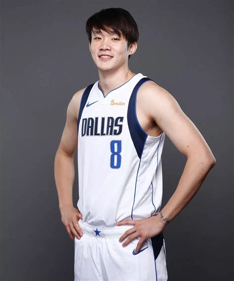 这是致敬传奇？nba达拉斯独行侠球员丁彦雨航球衣选择8号！胡卫东