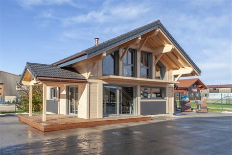 A B Lieu Les Maisons En Bois De Finn Est Poussent Comme Des