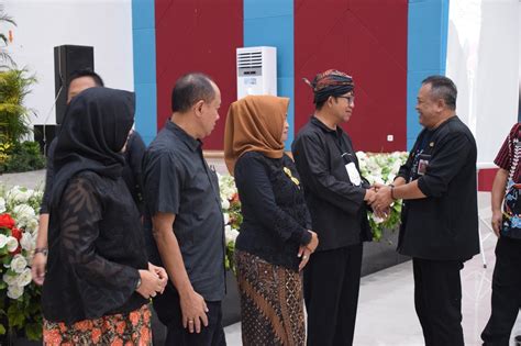 Menghitung Hari Husein Dan Sadewo Pamit Kepada Camat Lurah Dan Kades