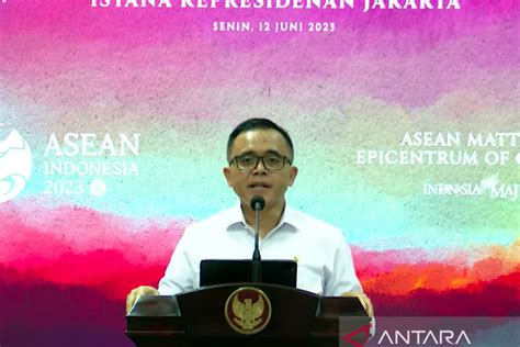 Presiden Jokowi Minta Birokrasi Tak Boleh Berbelit Belit Dan Berikan