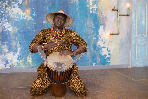 Batteur Africain Beau Weared En Costume Traditionnel Jouant Sur Le