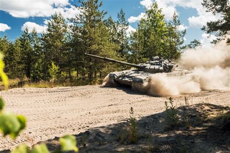 El Principal Tanque De Batalla De Rusia Se Va A Polvo En Un Camino