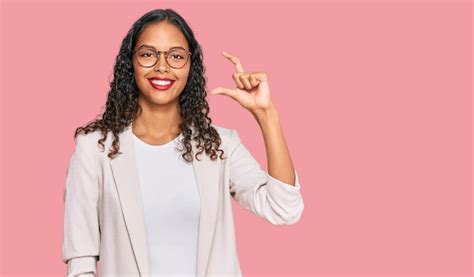 Jovem Garota Afro Americana Vestindo Roupas De Neg Cios Sorrindo E