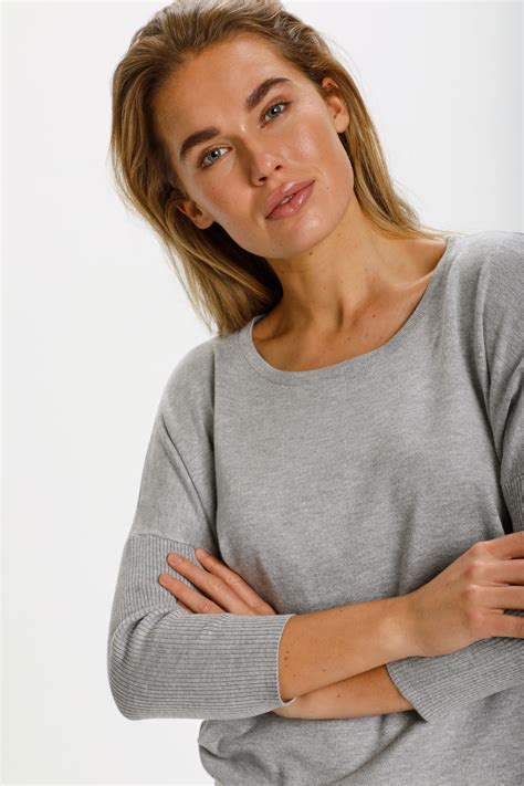 Saint Tropez MilaSZ R Neck Pullover strikbluse casual løs i grå Hos Lohse