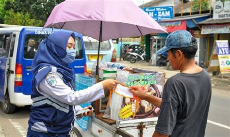 Dishub Bagikan Masker Dan Sosialisasikan Physical Distancing