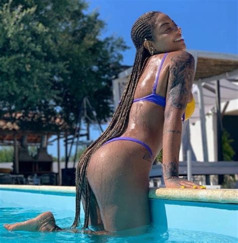 Ludmilla exibe curvas ao posar de biquíni na piscina Celebridades vogue