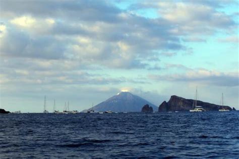 Stromboli Allerta Rossa Per Il Vulcano LaPresse