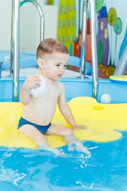 Um Menino De Anos Est Aprendendo A Nadar Na Piscina Aulas De Nata O