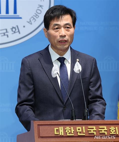 제22대 총선 불출마 기자회견하는 김민기 의원 네이트 뉴스