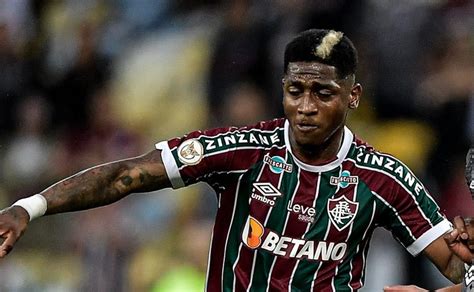 Rejeitado Por Diniz Craque Deixa O Fluminense E Vai Para Rival