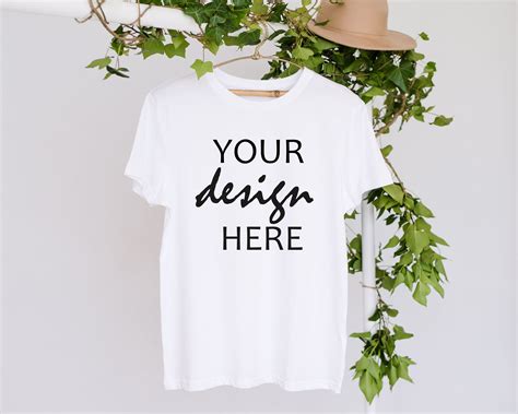 iç çamaşırı neşeli taşınabilir white t shirt mockup eleştirmen ...