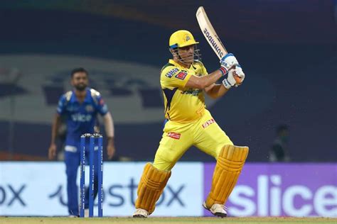 Ipl Sunil Gavaskar Explains Why Ms Dhoni Is A Stand Out Cricketer