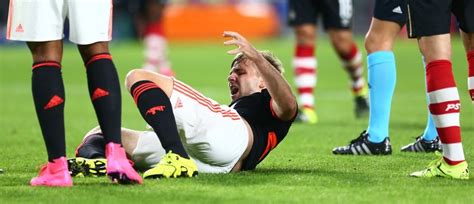 Man United S Luke Shaw Suffers Serious Looking Leg Injury Toronto Sun