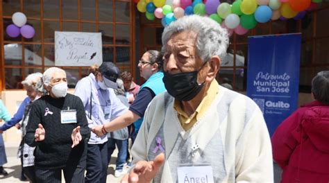 Adultos mayores celebraron el Día del Padre en Quito con música baile