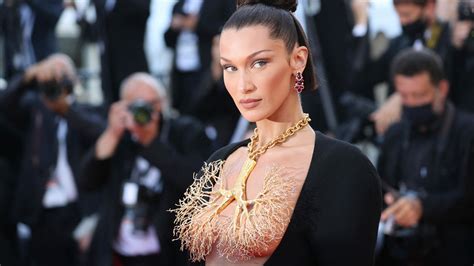 Was F R Ein Outfit Bella Hadid Mit Gold Lunge Am Nackten Dekollet