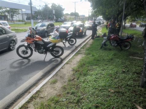 Colis O Entre Carro E Motocicleta Deixa Um Ferido Na Av Durval De G Es