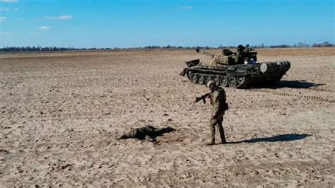 Soldado Ruso Entrega Su Tanque Y Se Rinde A Cambio De Mil D Lares Y