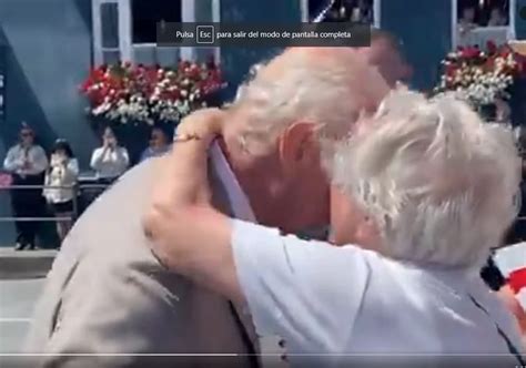 Carlos III sorprendido por el beso de una anciana de 91 años en una