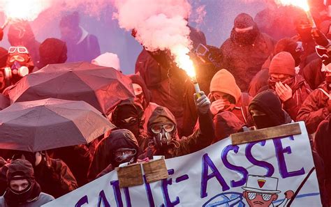 Las Protestas En Francia Favorecen A La Oposición