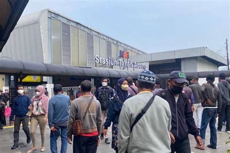 Hari Kedua Masuk Kerja Dan Sekolah Usai Long Weekend Stasiun Tanah