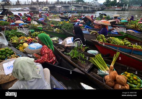 Floating market in Banjarmasin city, South Kalimantan, Indonesia Stock ...