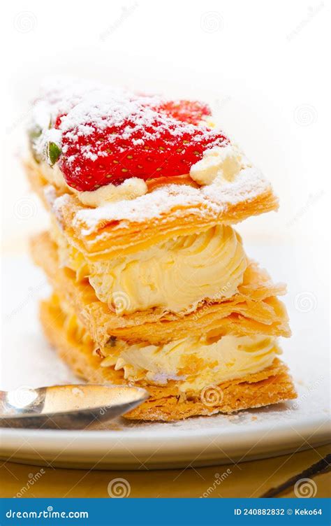 Postre De Tarta De Fresa De Napoleón Foto de archivo Imagen de torta