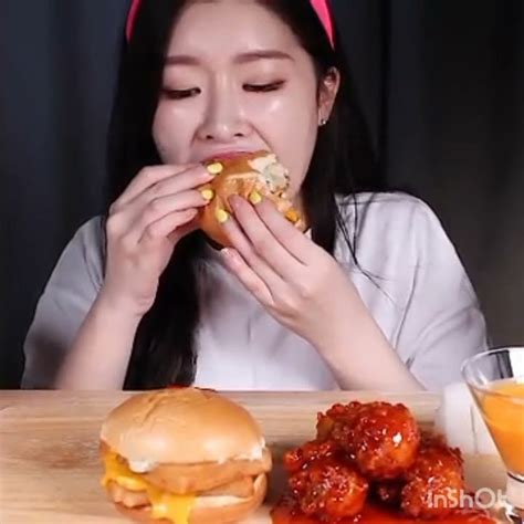 Fume Eating Delicious Burger 🍔🍔 And Spicy Fried Chicken 🍗🍗 I Mukbang