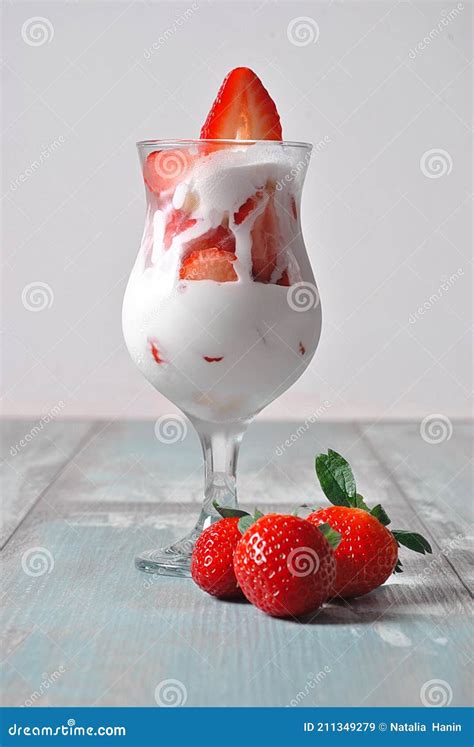 Fresas Con Helado En Vaso De Vidrio Postre De Verano Imagen De Archivo