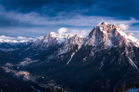 曇り空 自然 風景 山 森 雲 木 中国 アバターの下の木と茶色の山の空撮写真 HDデスクトップの壁紙