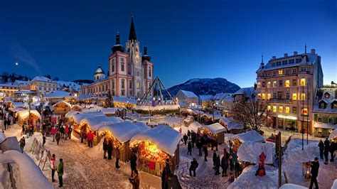 4k Ultra Hd Christmas Market In Snowy City Square