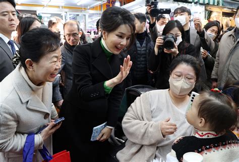 대구 서문시장 간 김건희 여사 어묵 먹고 손하트 오마이뉴스