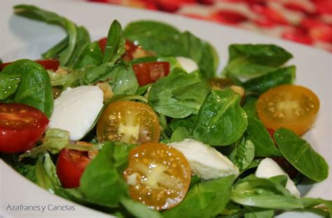 Ensalada de canónigos y tomates cóctel con mozzarella Azafranes y Canelas