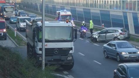 Kolizja na Trasie Toruńskiej Wywrotka zderzyła się z renault TVN