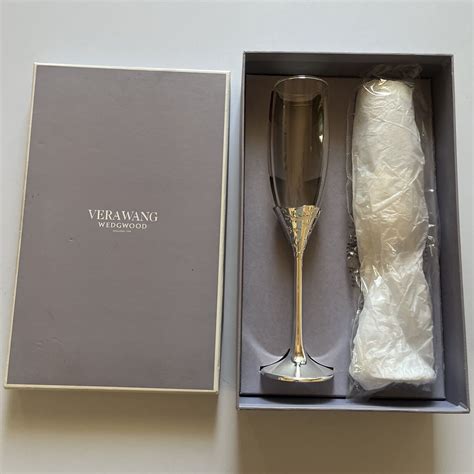 Vera Wang Wedgwood Lace Bouquet Toasting Flute S2 Verre Glasses Neve