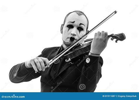 O Retrato Preto E Branco De Mimica Jogando O Violino Isolado No Branco