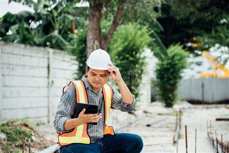 Ingeniero De Construcci N Del Hombre En El Emplazamiento De La Obra