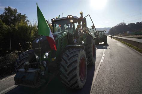 Italijanski Poljoprivrednici Traktorima Blokirali Naplatnu Rampu Na