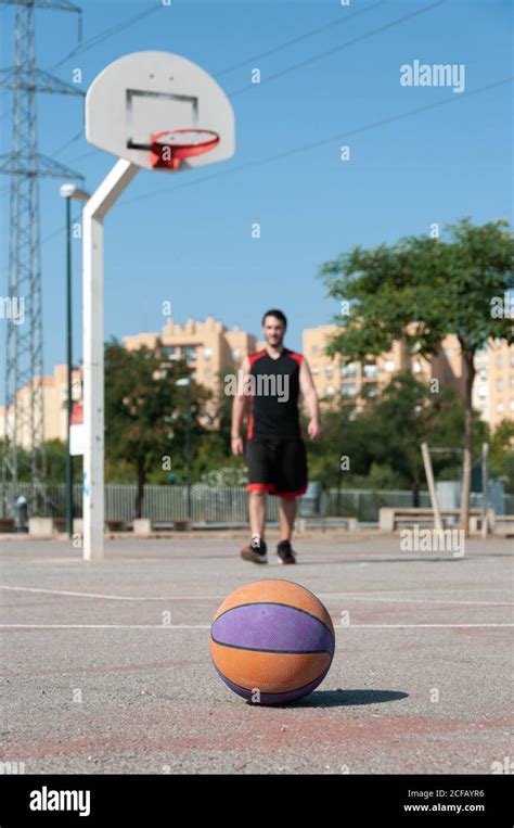 Tiro Vertical De Una Pelota En Una Cancha De Baloncesto Con Un Hombre