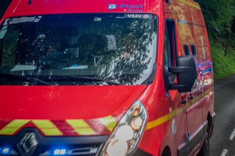 Pau Un V Hicule Des Pompiers Percut Par Une Voiture Lors D Une