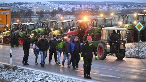 BESNI PROTEST POLJOPRIVREDNIKA U NEMAČKOJ Saobraćaj paralizovan u