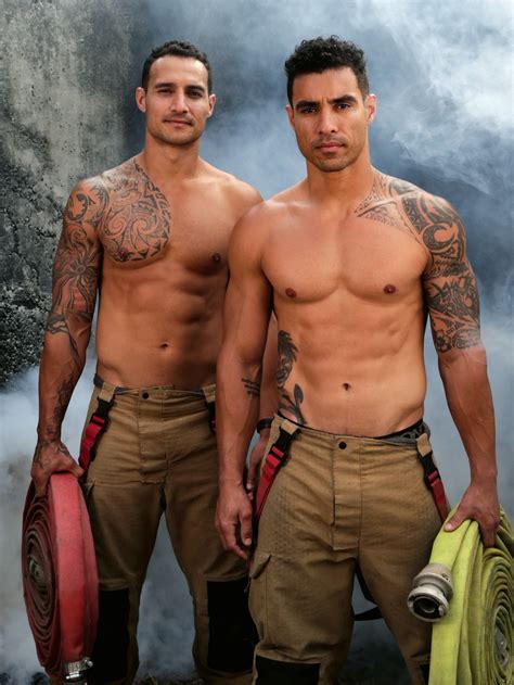 Les Pompiers Australiens Se Mettent Nu Dans Un Calendrier Au Profit