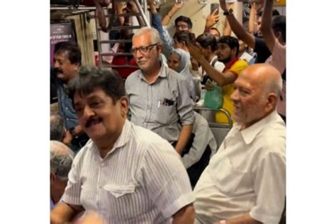 Viral Video: Men Dance & Sing On "Kaanta Laga" Song In A Mumbai Local Train