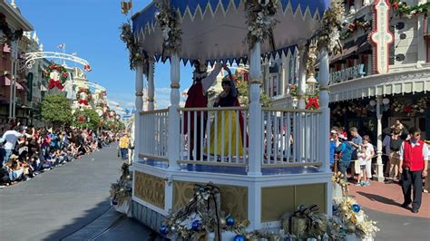 Photos Video Mickeys Once Upon A Christmastime Parade Begins Daytime