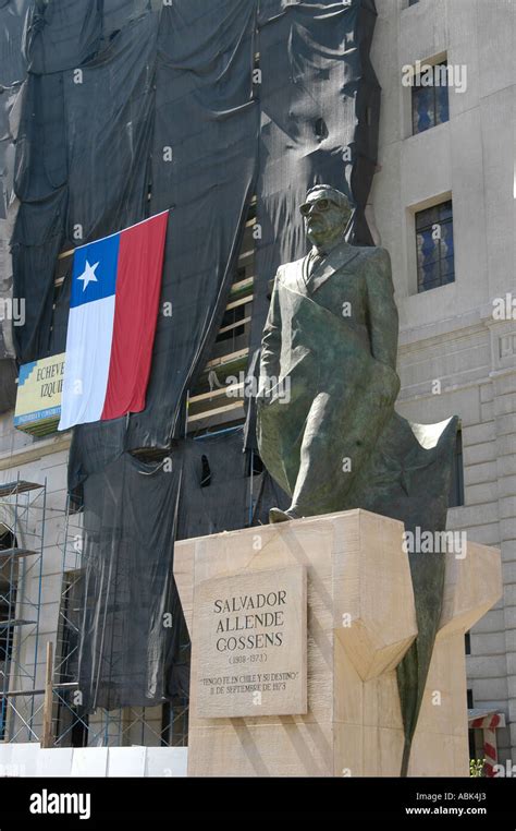 Statue of Salvador Allende, Santiago de Chile Stock Photo - Alamy