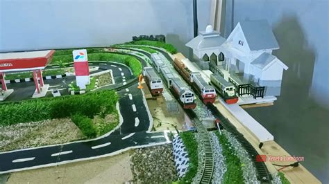 MINIATUR KERETA API INDONESIA Kereta Api CC201 Membawa Gerbong